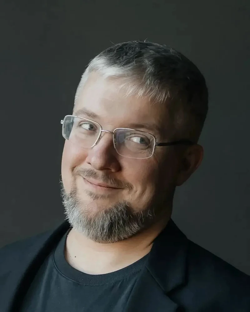 Алексанин Григорий Анатольевич — Директор Передовой инженерной школы АТР «Искусственный интеллект и большие данные» ДВФУ, руководитель коллектива разработчиков платформы искусственного интеллекта DVFU AI и прикладных решений на её основе для организаций Дальнего Востока.