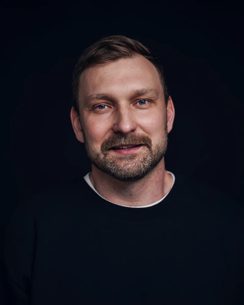 Митя Осадчук — Директор Центра дизайн-компетенций B2C «Сбера», г. Москва. Экс-директор по дизайну «Иви», экс-креативный директор VK. Работал над цифровыми продуктами с аудиторией 80 млн пользователей, ребрендингами Mail, VK, «Иви», запуском голосового помощника «Маруся».